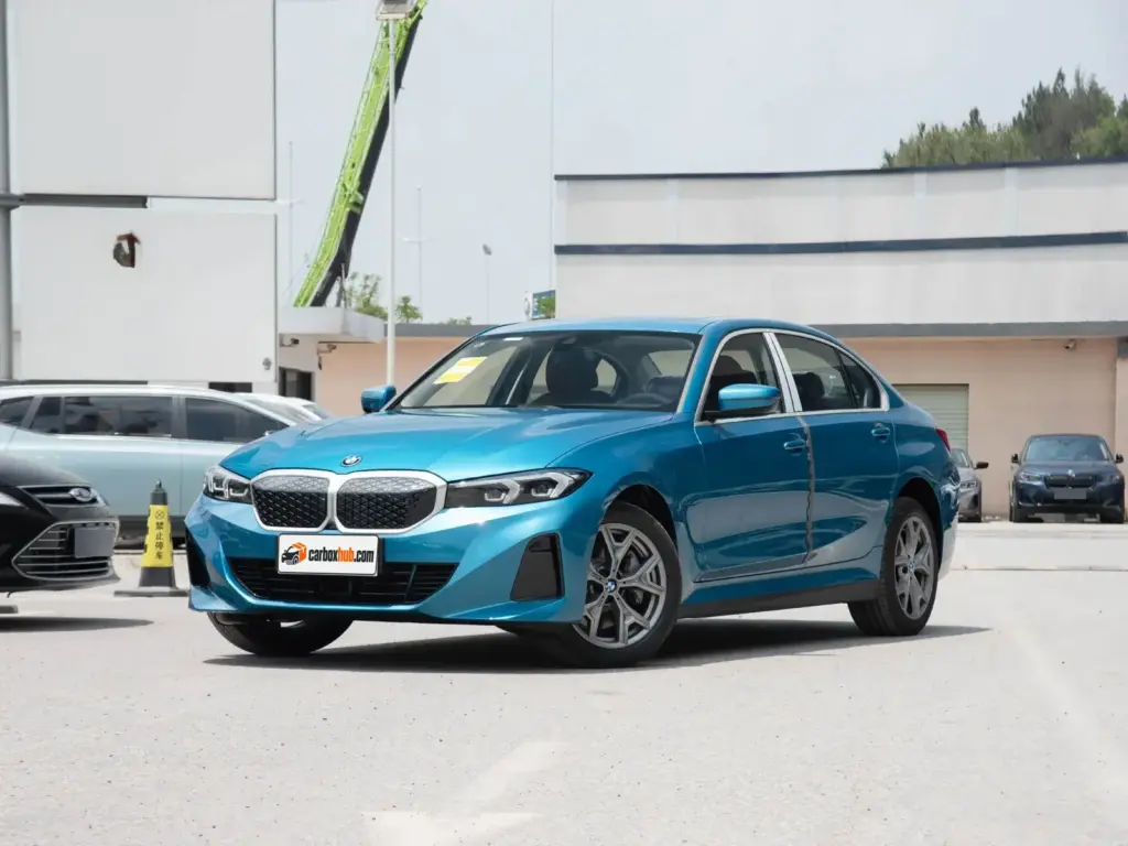 2025 BMW i3 eDrive35 L – vista frontal de tres cuartos