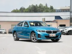 2025 BMW i3 eDrive35 L – vista frontal de tres cuartos, lado del conductor