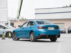 2025 BMW i3 eDrive35 L – vista trasera de tres cuartos