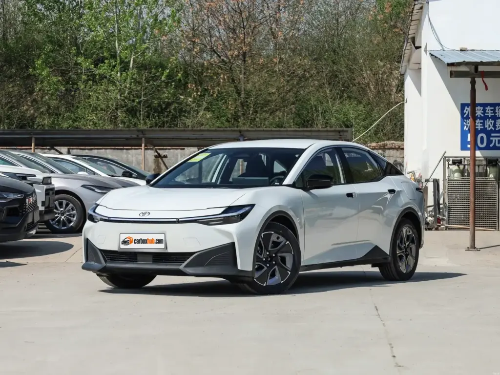 2026 Toyota bZ3 Smart Family JOY – vista frontal de tres cuartos