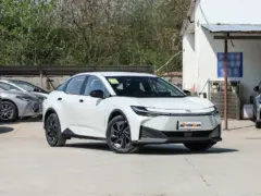 2026 Toyota bZ3 Smart Family JOY – vista frontal de tres cuartos, lado del conductor