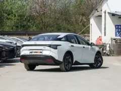 2026 Toyota bZ3 Smart Family JOY – vista trasera de tres cuartos