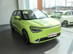 2026 Dongfeng Yipai Nano 01 430 Plus Smart+ – vista frontal de tres cuartos, lado del conductor