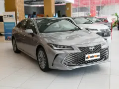 2026 Toyota Avalon Hybrid 2.5L XLE Premium – vista frontal de tres cuartos, lado del conductor