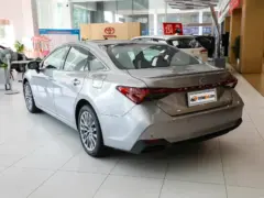 2026 Toyota Avalon Hybrid 2.5L XLE Premium – vista trasera de tres cuartos
