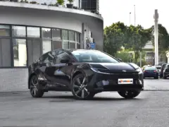 2025 Toyota bZ5 550 PRO – vista frontal de tres cuartos, lado del conductor