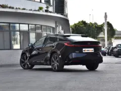 2025 Toyota bZ5 550 PRO – vista trasera de tres cuartos