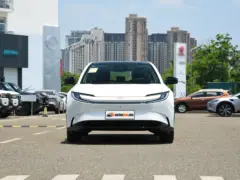 2025 Toyota bZ5 630 PRO – vista frontal
