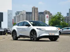 2025 Toyota bZ5 630 PRO – vista frontal de tres cuartos, lado del conductor