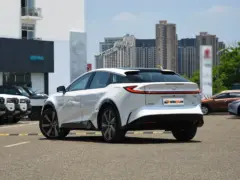 2025 Toyota bZ5 630 PRO – vista trasera de tres cuartos