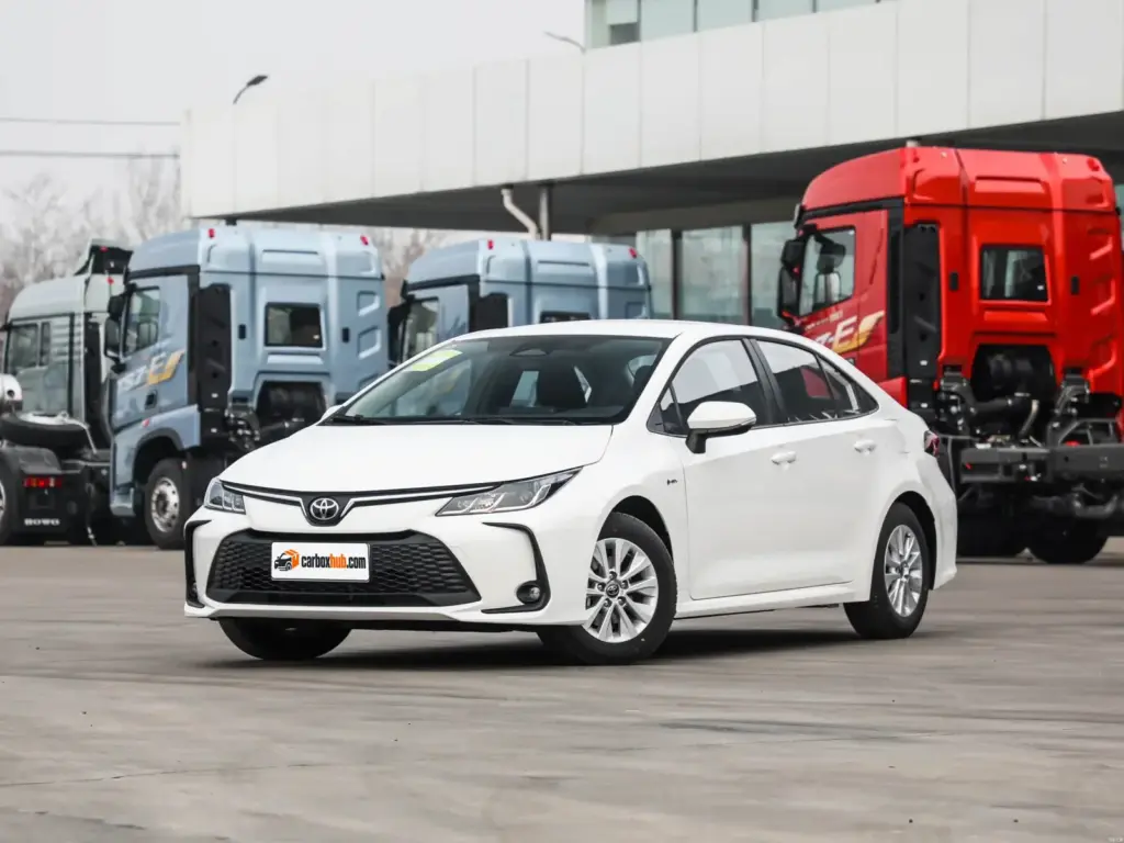 2025 Toyota Corolla 1.8L Hybrid Pioneer – vista frontal de tres cuartos