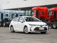 2025 Toyota Corolla 1.8L Hybrid Pioneer – vista frontal de tres cuartos, lado del conductor