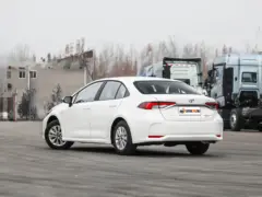 2025 Toyota Corolla 1.8L Hybrid Pioneer – vista trasera de tres cuartos