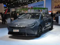 2026 Toyota Corolla 2.0L Edición Elite – vista frontal de tres cuartos