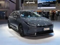 2026 Toyota Corolla 2.0L Edición Elite – vista frontal de tres cuartos, lado del conductor