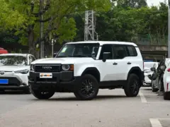 2025 Toyota Prado 2.4T Cross BX 5 plazas – vista frontal de tres cuartos