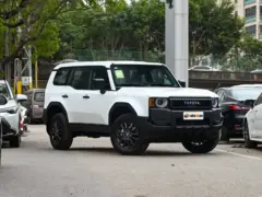 2025 Toyota Prado 2.4T Cross BX 5 plazas – vista frontal de tres cuartos, lado del conductor