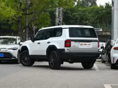 2025 Toyota Prado 2.4T Cross BX 5 plazas – vista trasera de tres cuartos