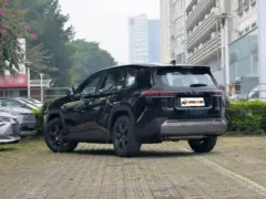 2026 Toyota RAV4 Hybrid 2.5L AWD Luxury – vista trasera de tres cuartos