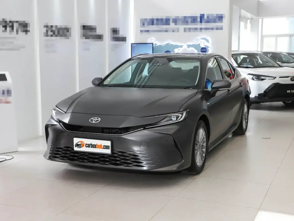 2025 Toyota Camry Hybrid 2.0HG Glorious – vista frontal de tres cuartos