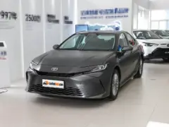 2025 Toyota Camry Hybrid 2.0HG Glorious – vista frontal de tres cuartos