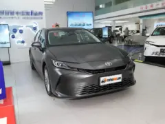 2025 Toyota Camry Hybrid 2.0HG Glorious – vista frontal de tres cuartos, lado del conductor