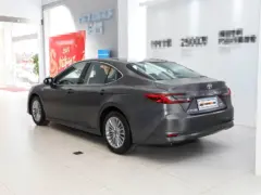2025 Toyota Camry Hybrid 2.0HG Glorious – vista trasera de tres cuartos