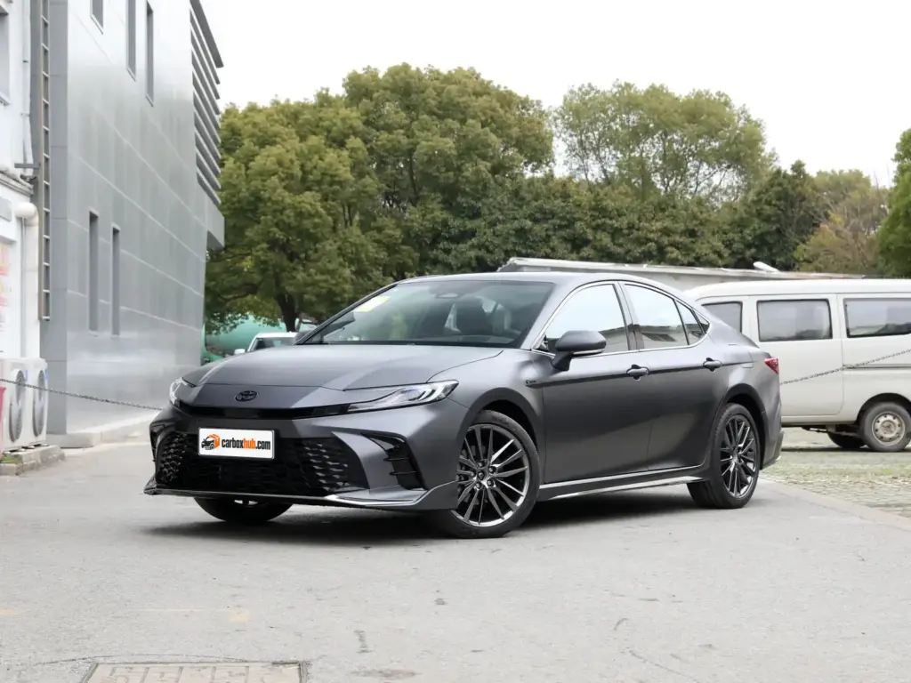 2025 Toyota Camry Hybrid 2.0HXS Glorious – vista frontal de tres cuartos