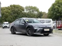 2025 Toyota Camry Hybrid 2.0HXS Glorious – vista frontal de tres cuartos, lado del conductor