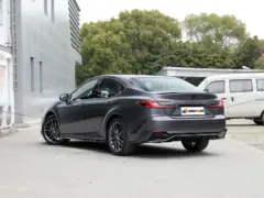 2025 Toyota Camry Hybrid 2.0HXS Glorious – vista trasera de tres cuartos