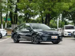 2025 Toyota Camry Hybrid 2.5HG Premium – vista frontal de tres cuartos, lado del conductor