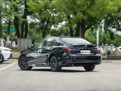 2025 Toyota Camry Hybrid 2.5HG Premium – vista trasera de tres cuartos