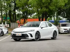 2025 Toyota Camry Hybrid 2.5HXS Sport Plus – vista frontal de tres cuartos