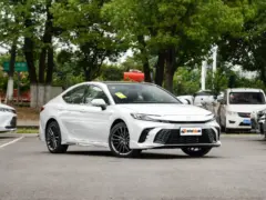 2025 Toyota Camry Hybrid 2.5HXS Sport Plus – vista frontal de tres cuartos, lado del conductor