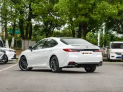 2025 Toyota Camry Hybrid 2.5HXS Sport Plus – vista trasera de tres cuartos