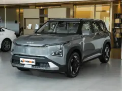 2025 Kia EV5 530 Air – vista frontal de tres cuartos