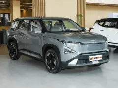 2025 Kia EV5 530 Air – vista frontal de tres cuartos, lado del conductor
