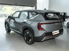 2025 Kia EV5 530 Air – vista trasera de tres cuartos