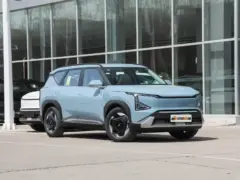 2025 Kia EV5 530 Land – vista frontal de tres cuartos, lado del conductor