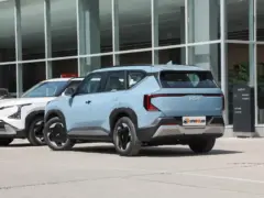 2025 Kia EV5 530 Land – vista trasera de tres cuartos