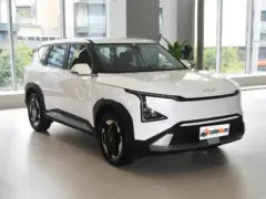 2025 Kia EV5 530 Light – vista frontal de tres cuartos, lado del conductor