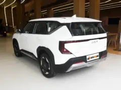 2025 Kia EV5 530 Light – vista trasera de tres cuartos