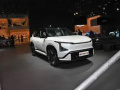 2025 Kia EV5 580 Wave AWD GT-Line – vista frontal de tres cuartos, lado del conductor