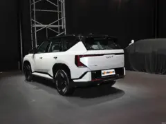 2025 Kia EV5 580 Wave AWD GT-Line – vista trasera de tres cuartos