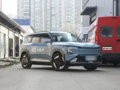 2025 Kia EV5 630 Wave AWD – vista frontal de tres cuartos, lado del conductor