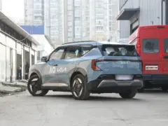 2025 Kia EV5 630 Wave AWD – vista trasera de tres cuartos