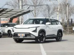 2025 Kia EV5 720 Air – vista frontal de tres cuartos