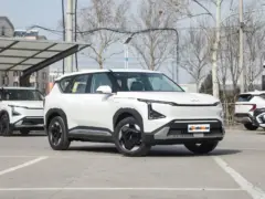 2025 Kia EV5 720 Air – vista frontal de tres cuartos, lado del conductor