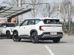 2025 Kia EV5 720 Air – vista trasera de tres cuartos