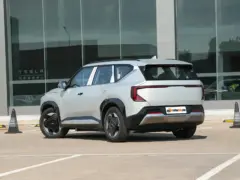 2025 Kia EV5 720 Wave – vista trasera de tres cuartos